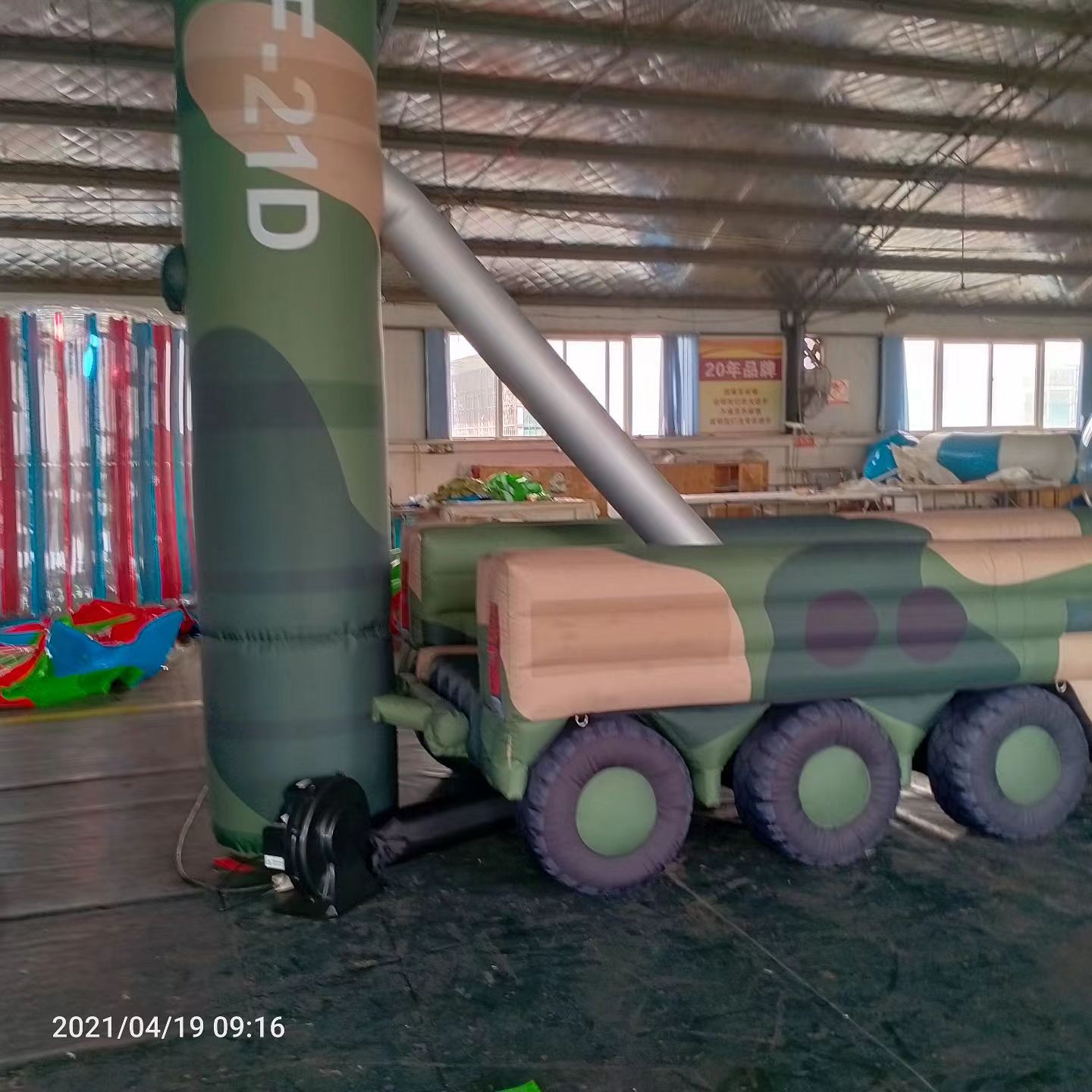 代县军事演习中的充气目标车辆：模拟发射车雷达车坦克飞机